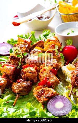 Szaszlyk alla griglia e riares di carne con insalata verde Foto Stock