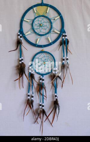 Blue Dreamcatcher con piume e perline isolate su sfondo bianco. Foto Stock