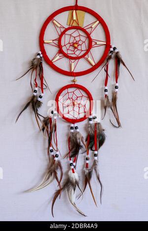 Dreamcatcher rosso bianco blu su sfondo bianco. Foto Stock