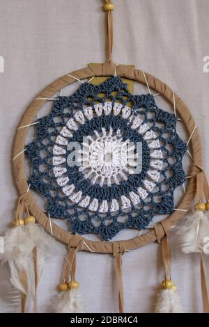 Blue Dreamcatcher con piume e perline isolate su sfondo bianco. Foto Stock