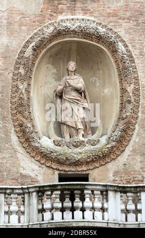 Il Palazzo della Ragione con la Torre dell'orologio ("Clock Tower"). Mantova, Italia Foto Stock