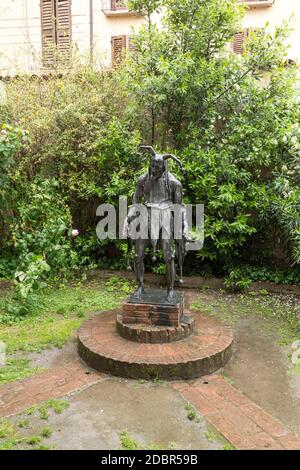 Mantova, Italia - 2 Maggio 2016: Statua di Rigoletto al di fuori della sua casa a Mantova. Lombardia, Italia. Foto Stock