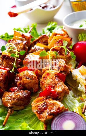 Szaszlyk alla griglia e riares di carne con insalata verde Foto Stock