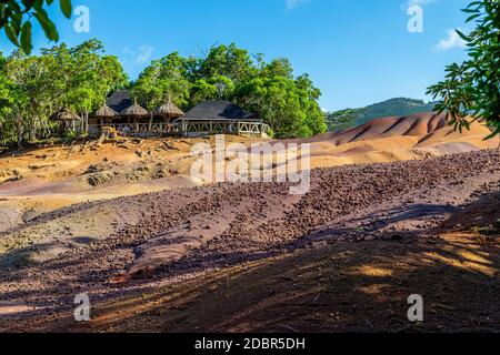 Sette terra colorata (formazione di arenaria con sette colori) sull'isola Mauritius, Chamarel, Oceano Indiano Foto Stock