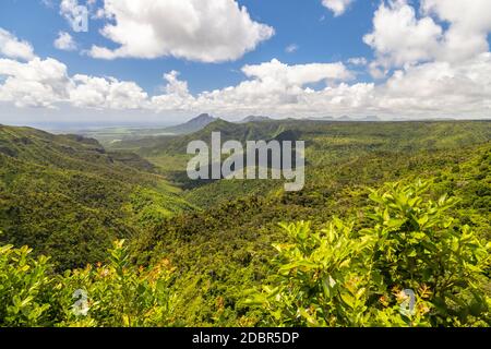 Vista panoramica sullo splendido paesaggio vicino a Chamarel sull'isola Mauritius, Oceano Indiano Foto Stock