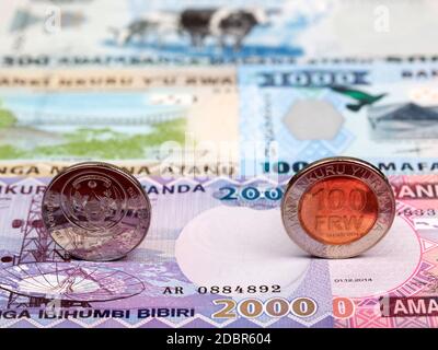 Monete ruandesi sullo sfondo del denaro Foto Stock