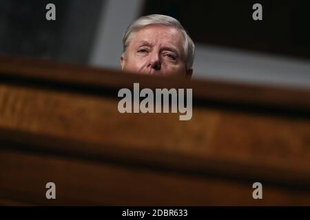 Il senatore degli Stati Uniti Lindsey Graham (repubblicano della Carolina del Sud), presidente del Comitato giudiziario del Senato degli Stati Uniti presiede un'audizione sull'influenza delle società di social media sulle elezioni del 2020 nel Dirksen Senate Office Building a Capitol Hill il 17 novembre 2020 a Washington, DC. Il Segretario di Stato della Georgia Brad Raffensperger ha detto che Graham aveva accennato al fatto che Raffensperger dovrebbe cercare di scartare alcuni voti in Georgia, dove è in corso un riconteggio delle elezioni presidenziali. Credit: Chip Somodevilla / Pool via CNP | utilizzo in tutto il mondo Foto Stock