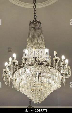 Lampadario di cristallo con cfl lampade a risparmio energetico Foto Stock