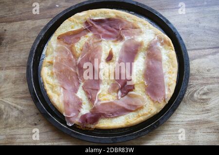 pizza mediterranea chiamata pizza al crostino con prosciutto crudo Foto Stock