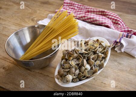 preparazione di spaghetti con piccole vongole o telline Foto Stock