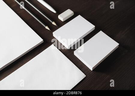 Blank corporate stationery impostato su sfondo di legno. Il Branding mock up. Foto Stock