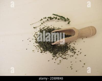 Semi di ortica essiccati superfood su una tavola di legno Foto Stock