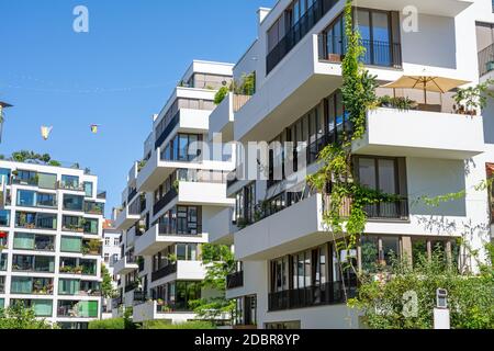 Moderni edifici di appartamenti di lusso a Berlino, in Germania Foto Stock