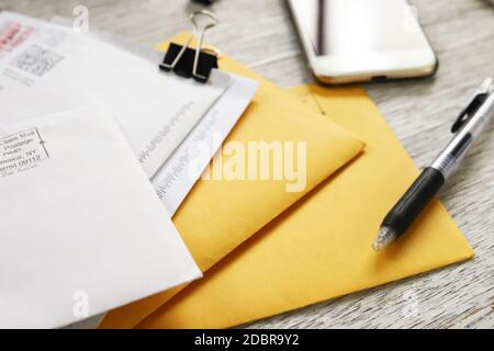 Organizzazione di e-mail e documenti, immagine di lavoro su carta Foto Stock