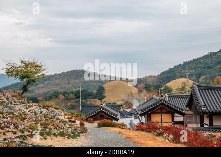 Seoak-dong antico villaggio e antiche tombe reali a Gyeongju, Corea Foto Stock