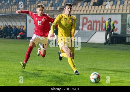 Ploiesti, Romania. 17 Nov 2020. Alexandru Pascanu n°4 della Romania e Jesper Lindstrom n°15 della Danimarca durante il Campionato europeo Under-21 2021 Qualifying Round match tra le squadre nazionali di Romania e Danimarca allo stadio 'Ilie Oana' di Ploiesti, Romania. 17.11.2020. Foto: Copyright 2020, Credit: Cronos/Alamy Live News Foto Stock