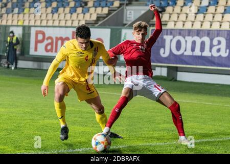 Ploiesti, Romania. 17 Nov 2020. Alexandru Pascanu n°4 della Romania e Jesper Lindstrom n°15 della Danimarca durante il Campionato europeo Under-21 2021 Qualifying Round match tra le squadre nazionali di Romania e Danimarca allo stadio 'Ilie Oana' di Ploiesti, Romania. 17.11.2020. Foto: Copyright 2020, Credit: Cronos/Alamy Live News Foto Stock