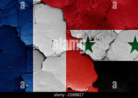 Bandiere di Francia e Siria dipinta sulla parete incrinato Foto Stock