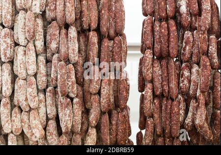 Italian diverse salsicce tradizionali presso il negozio. Foto Stock