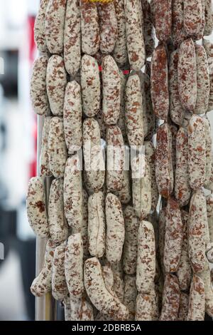 Italian diverse salsicce tradizionali presso il negozio. Foto Stock