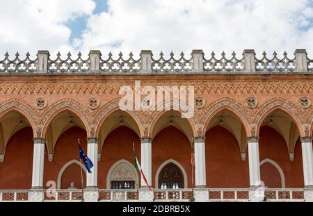 Lodge Amulea nella grande piazza di Prato della Valle conosciuta anche come Ca' Duodo Palazzo Zacco a Padova, Italia Foto Stock