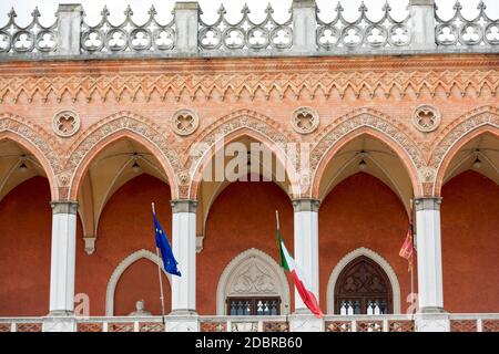 Lodge Amulea nella grande piazza di Prato della Valle conosciuta anche come Ca' Duodo Palazzo Zacco a Padova, Italia Foto Stock