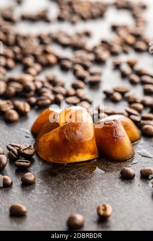 Caffè surgelato a forma di cuore. Cubetti di ghiaccio e chicchi di caffè. Foto Stock