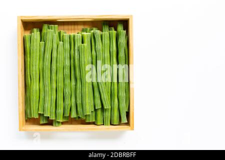 Moringa oleifera in scatola di legno isolata su sfondo bianco. Foto Stock