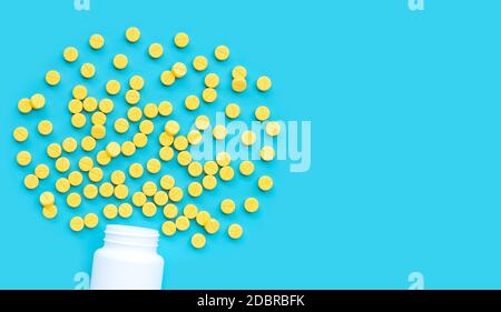 Le compresse di colore giallo di paracetamolo su sfondo blu. Foto Stock