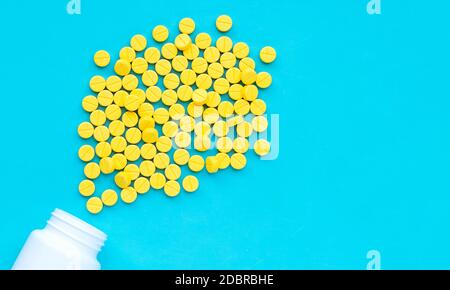 Le compresse di colore giallo di paracetamolo su sfondo blu. Foto Stock