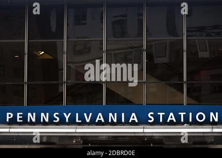 L'entrata della 8th Avenue alla stazione della Pennsylvania, uno dei piu' grandi centri di trasporto, tra cui MTA, NJ Transit e Amtrak di New York City, dove i pendolari saranno tenuti a indossare maschere e mantenere la distanza sociale durante il viaggio di vacanza del Ringraziamento mentre le infezioni COVID-19 si impadidano negli Stati Uniti, New York, NY, 17 novembre 2020. La MTA, Port Authority of New York e New Jersey, la NJ Transit e la Amtrak hanno formato una "Mask Force" per incoraggiare le persone a indossare maschere e mantenere le distanze sociali utilizzando il transito di massa prima della festa del Ringraziamento. (Anthony Behar/Sipa USA) Foto Stock