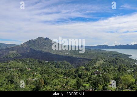 Panorama indonesiano paesaggio tropicale isola bali. Popolari attrazioni turistiche dell'isola tropicale di Bali, con una vista fantastica sulla Batur Indonesia. Batur l Foto Stock