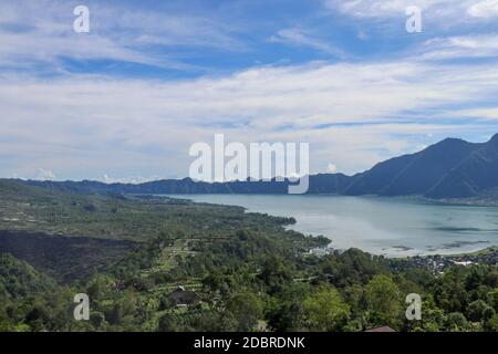 Lago di montagna nella caldera vulcanica di Batur sotto il Monte Abang sull'isola di Bali, Indonesia. Livello di tranquillità di un grande serbatoio di acqua potabile. Ciao Foto Stock