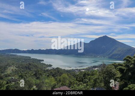 Lago di montagna nella caldera vulcanica di Batur sotto il Monte Abang sull'isola di Bali, Indonesia. Livello di tranquillità di un grande serbatoio di acqua potabile. Ciao Foto Stock