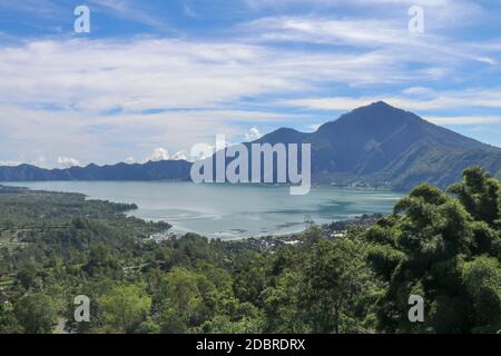 Lago di montagna nella caldera vulcanica di Batur sotto il Monte Abang sull'isola di Bali, Indonesia. Livello di tranquillità di un grande serbatoio di acqua potabile. Ciao Foto Stock