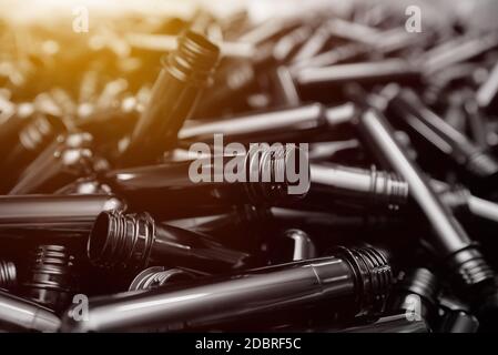 Preforme per la produzione di bottiglie in plastica PET. Produzione industriale della linea di materie prime. Foto Stock