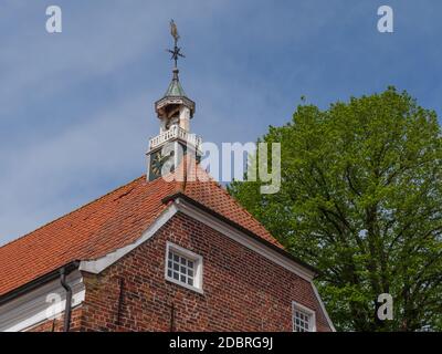 il piccolo villaggio di greetsiel sulla costa tedesca del mare del nord Foto Stock