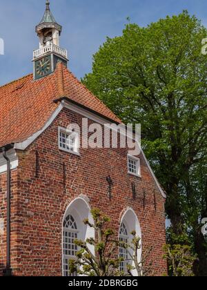 il piccolo villaggio di greetsiel sulla costa tedesca del mare del nord Foto Stock