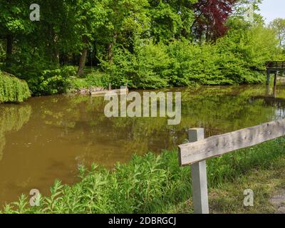 il piccolo villaggio di greetsiel sulla costa tedesca del mare del nord Foto Stock