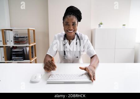 Donna africana felice con stetoscopio in ospedale Foto Stock