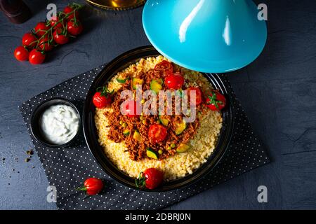 Bulgur di pomodoro con verdure e carne macinata Foto Stock