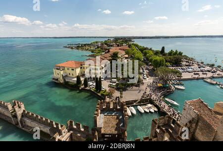 Veduta aerea della penisola con la città di Sirmione dal Castello Scaligero sul Lago di Garda Foto Stock