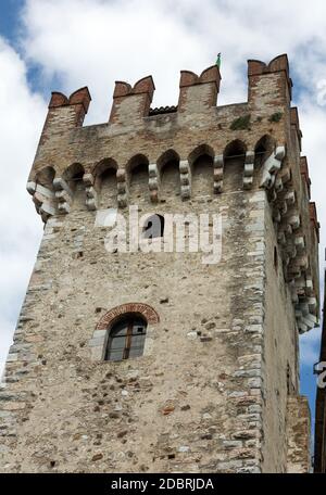 Castello medievale Scaliger nel centro storico di Sirmione sul lago di Garda. Italia Foto Stock