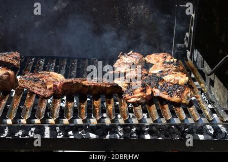 Cottura a vapore del carbone sul grill Foto Stock