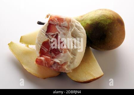 Formaggio italiano tradizionale tomo con pancetta Foto Stock