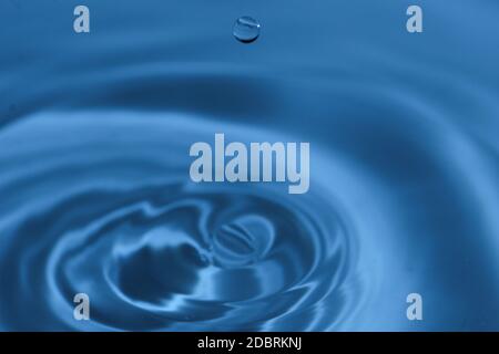 Texture di sfondo, con la caduta di gocce di acqua e onde con acqua blu Foto Stock