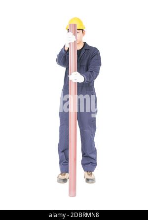 Giovani idraulico in unifrom tenendo il tubo in PVC isolato su sfondo bianco Foto Stock