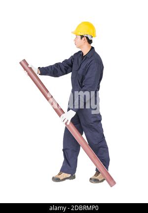 Giovani idraulico in unifrom tenendo il tubo in PVC isolato su sfondo bianco Foto Stock