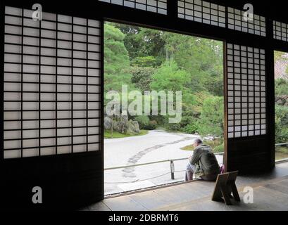 Tempio Konchi-in, Shoji Screens, e Karesansui (Dry Landscape) Giardino Zen, complesso del tempio di Nanzen-ji a Kyoto, Giappone. Foto Stock