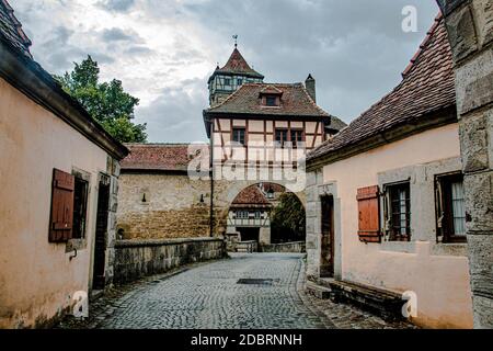 La porta della roccaforte nella città medievale Rothenburg ob der Tauber in una bella luce, Germania. Foto Stock